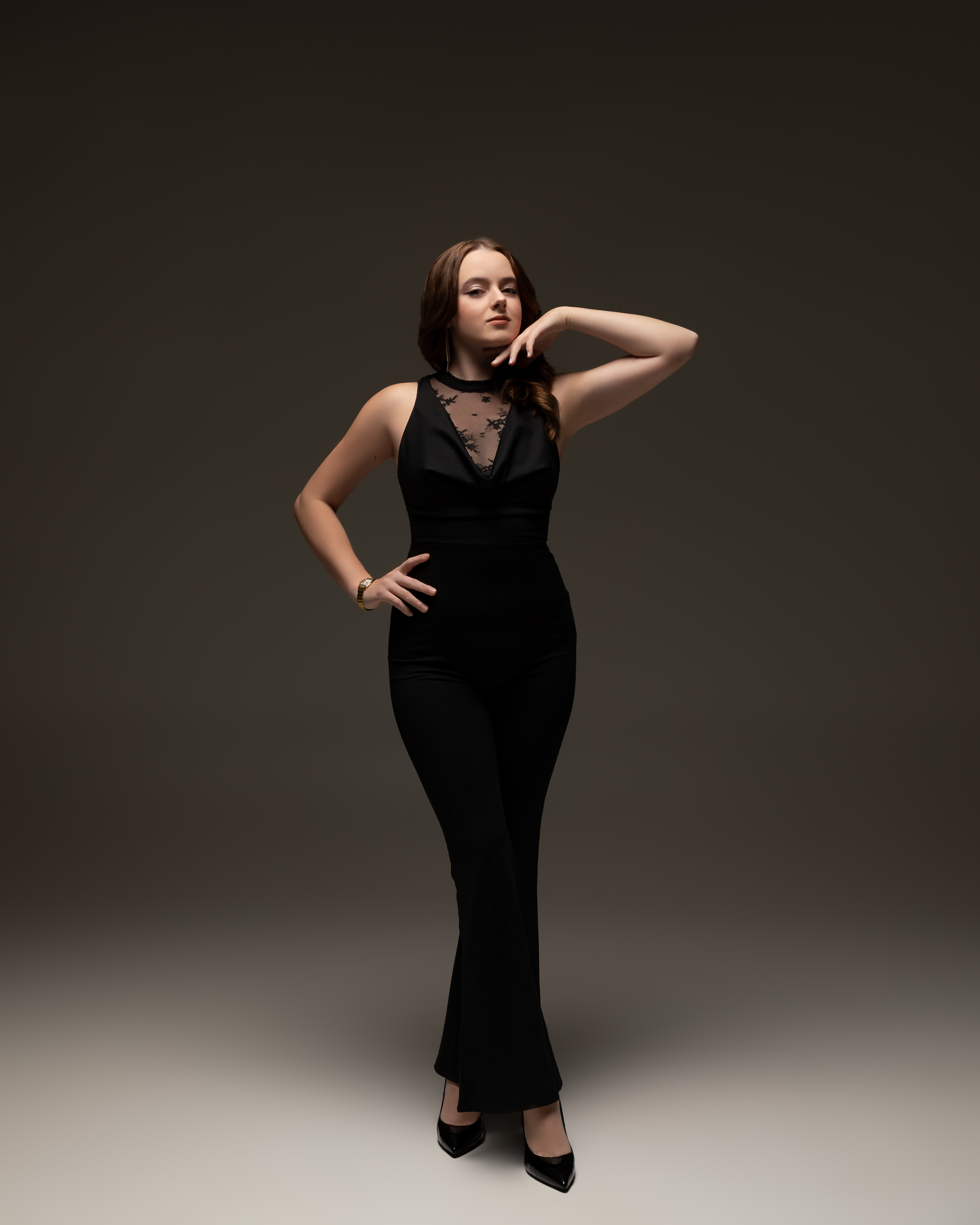 Studio portrait in a black jumpsuit, elegant style - photograph 1